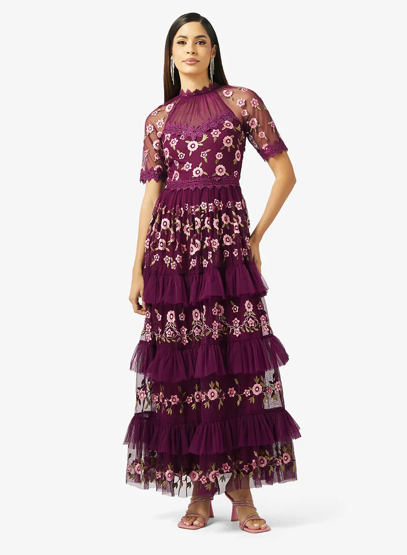 فروك اند فرل فستان ماكسي بأكمام قصيرة مزين